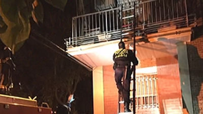 Los bomberos rescatan a un ladrón que quedó atrapado en la terraza de una casa