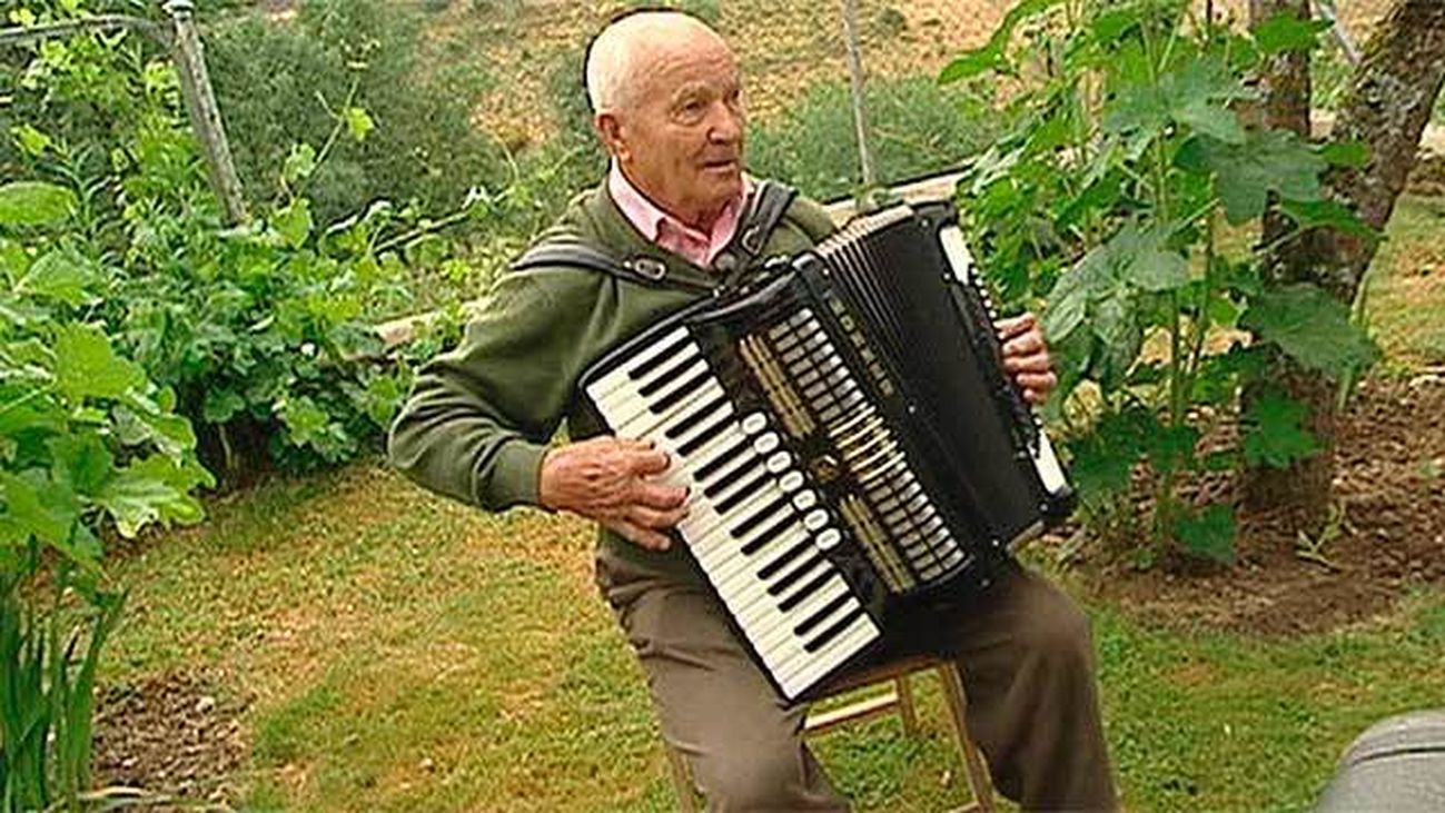 Horcajuelo de la Sierra: Narciso, músico autodidacta a sus 87 años