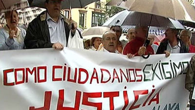 Medio centenar de personas se concentra en Sevilla en favor de la juez Alaya