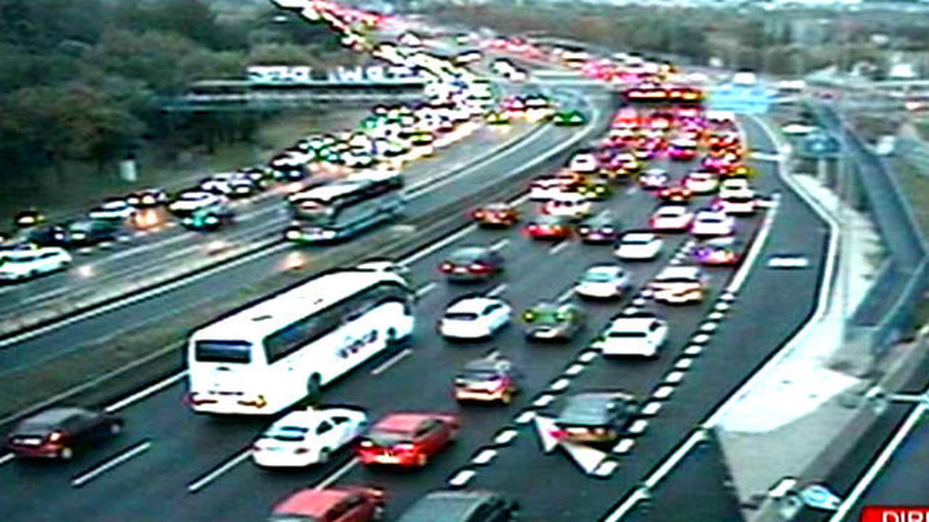 Accidentes leves y la lluvia vuelven a congestionar Madrid en hora punta