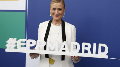 Cifuentes insta a los partidos "bisagra" a explicitar sus pactos antes de las generales