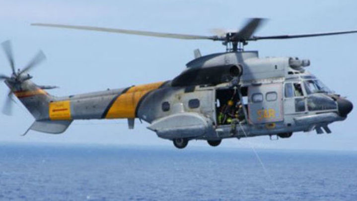 Los buzos del Ejército no logran llegar a la cabina del helicóptero accidentado en el Atlántico