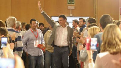 Sánchez: "Rajoy y Mas han bailado mejilla con mejilla para aprobar recortes"