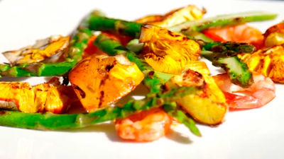 La receta: Amanita caesarea a la parrilla con langostinos y trigueros