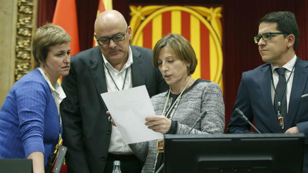 El Parlament suspende temporalmente la tramitación  de la resolución de JxSí y la CUP