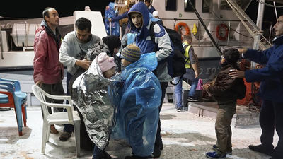 Al menos 40 desaparecidos en un naufragio ante la isla griega de Lesbos