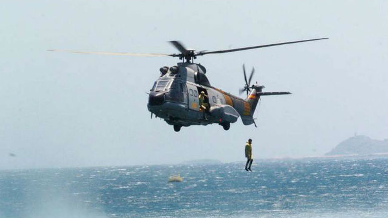 El mal estado del mar impide acceder a la cabina del helicóptero militar accidentado