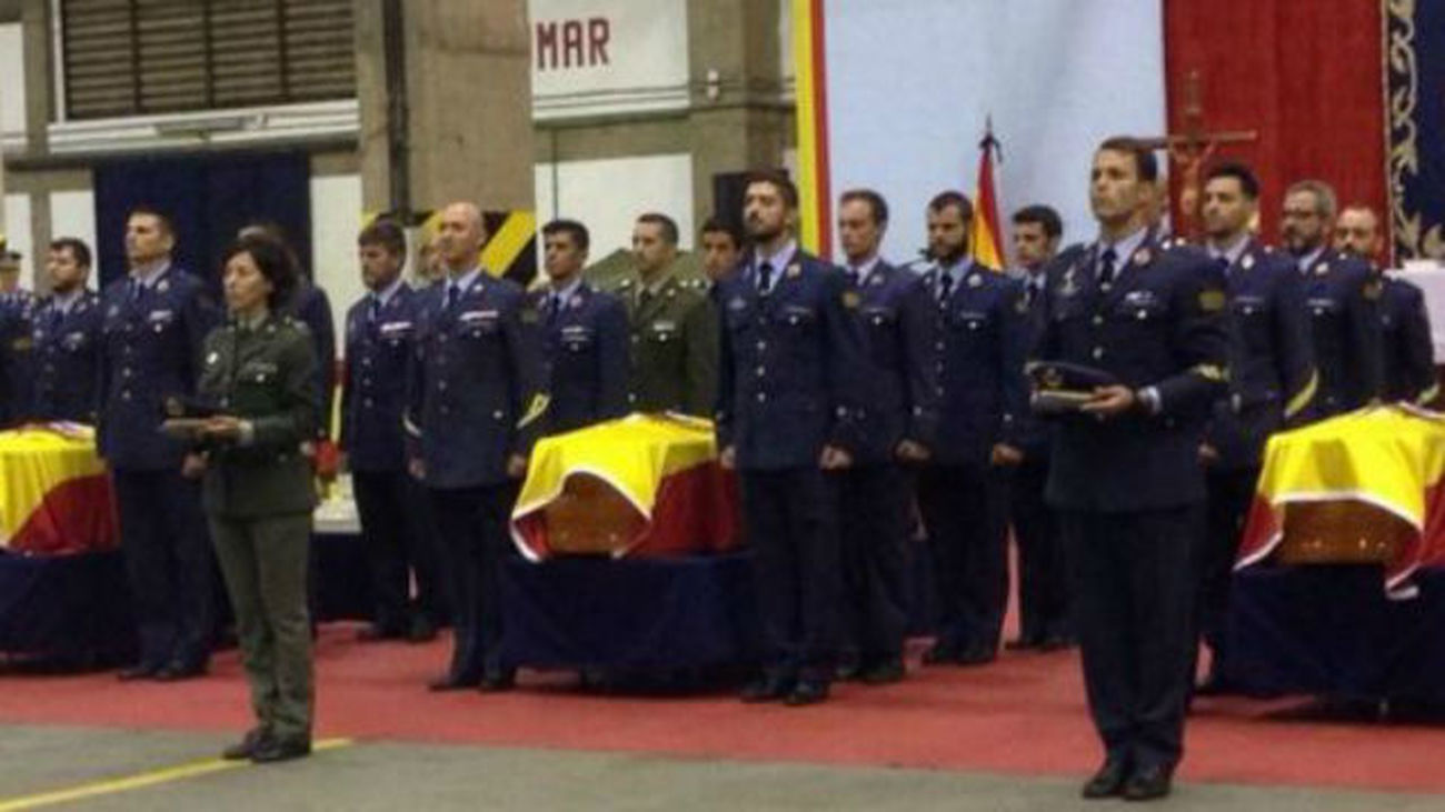 Morenés impone la Cruz del Mérito Aeronáutico a los militares fallecidos en el accidente