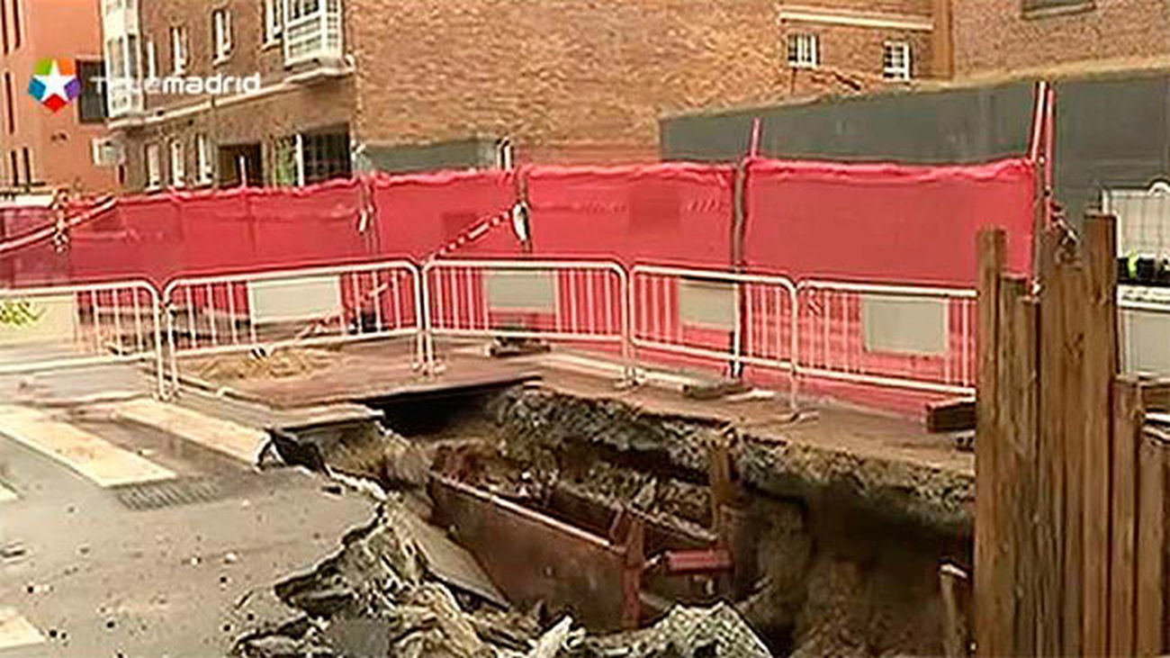 Inundaciones en la calle Aravaca por la rotura de una tubería