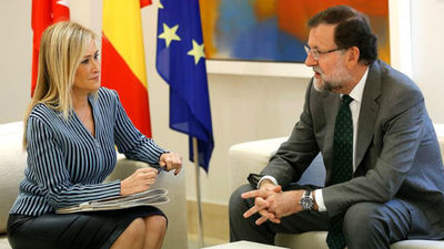 Cifuentes apoya a Rajoy ante el desafío catalán y le pide otra financiación