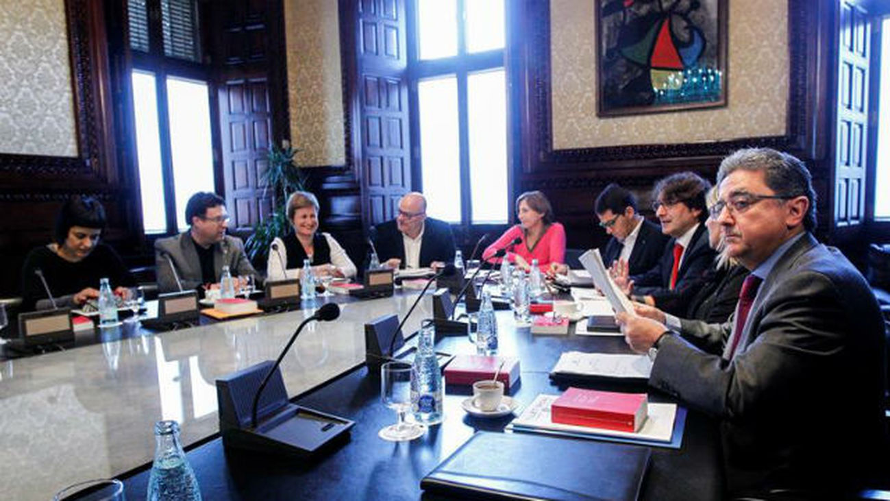 La Mesa de Parlament recibe el edicto que suspende la resolución independentista