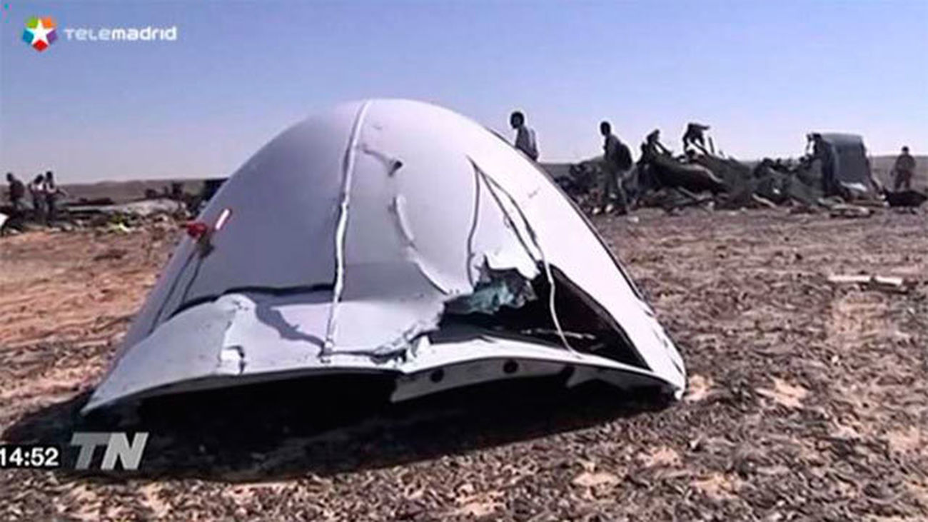 Los expertos inspeccionan los fragmentos del avión ruso siniestrado en Egipto
