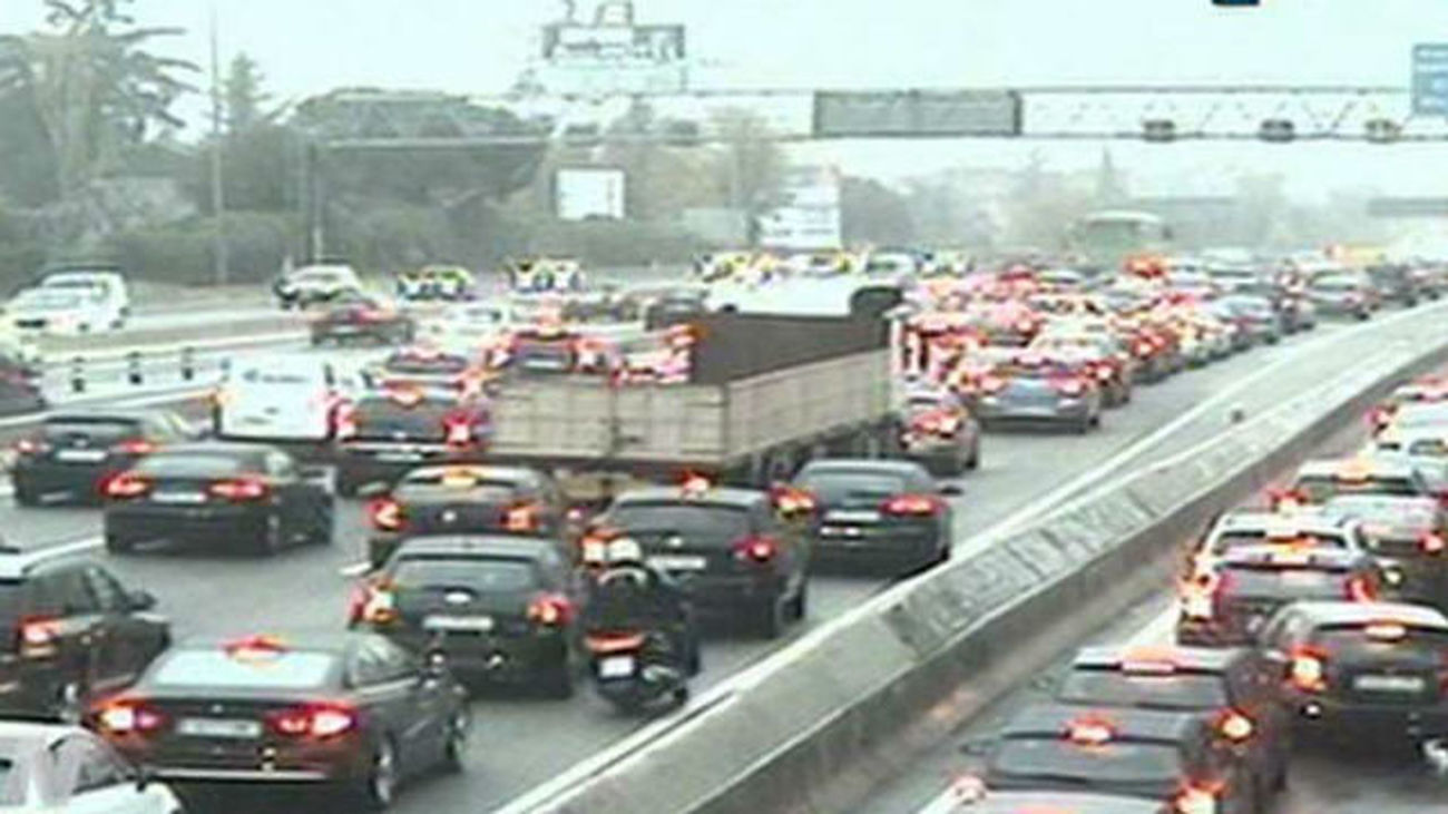 La lluvia vuelve a colapsar el tráfico de entrada a la capital