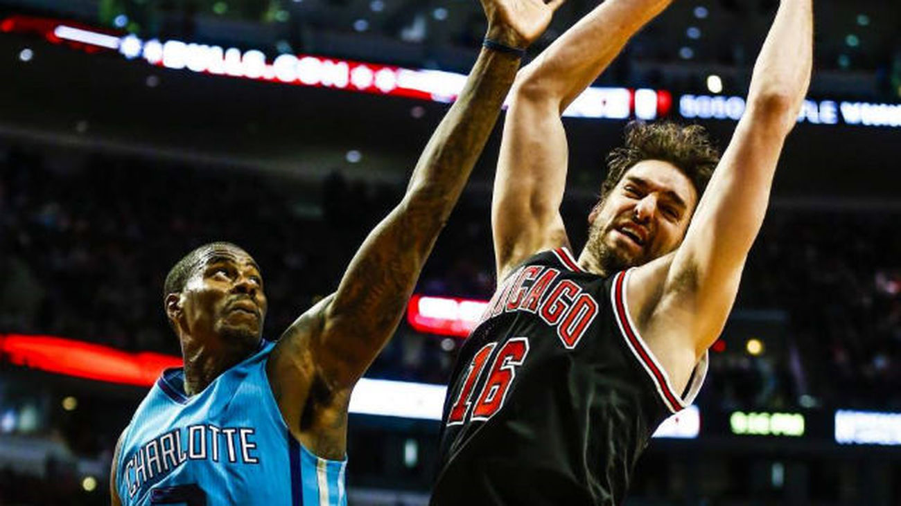 Pau Gasol ante los Hornets