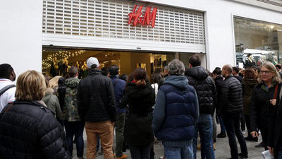 Dos noches a la intemperie en la Gran Vía por un Balmain