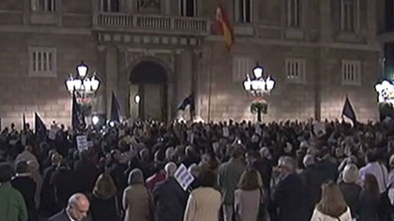 Medio millar de personas se concentra ante la Generalitat "en defensa de la democracia"