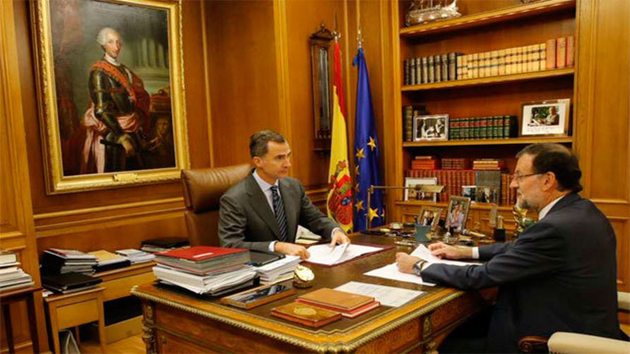 Rajoy informa al Rey sobre la situación en Cataluña