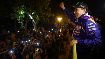 Lorenzo celebra en Mallorca su título a pesar de quemarse con su moto