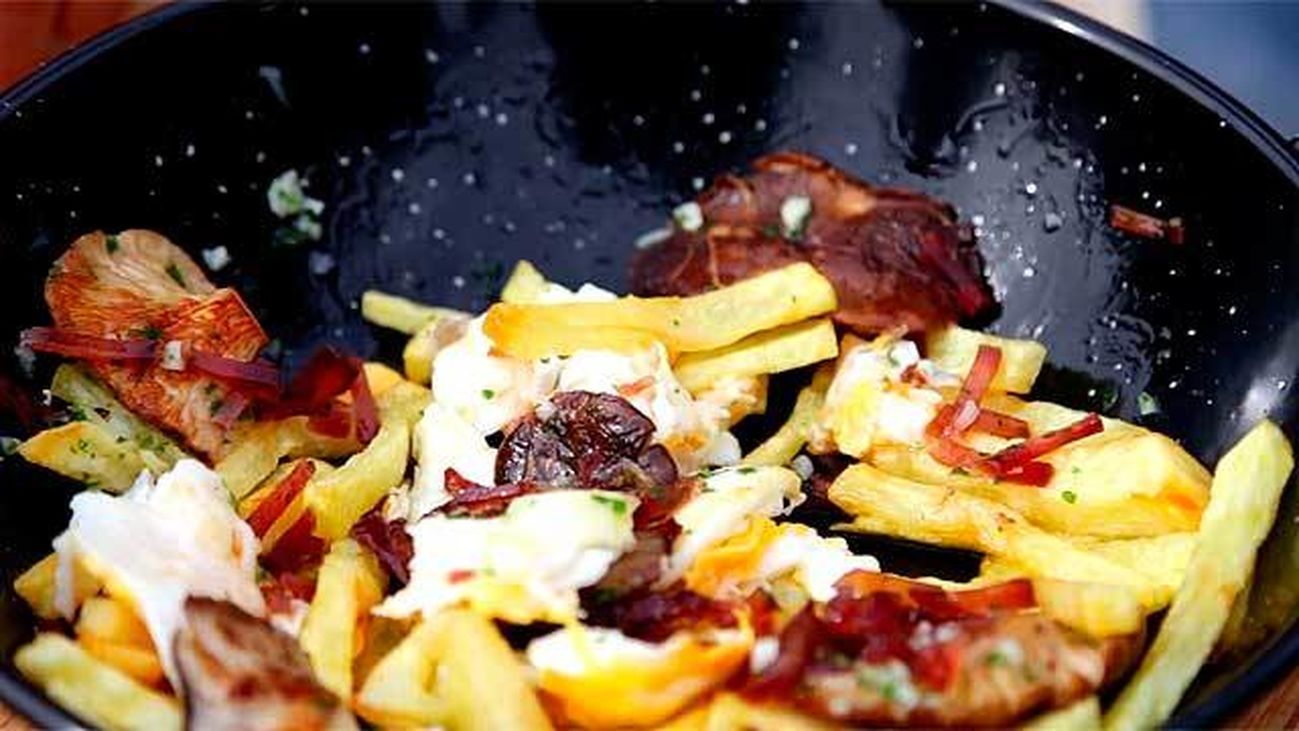 Huevos estrellados con setas de cardo y mojama