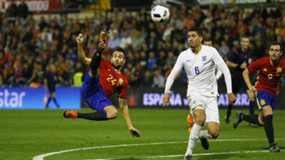 2-0. Un golazo de Mario y otro de Cazorla acaban con la resistencia de Inglaterra