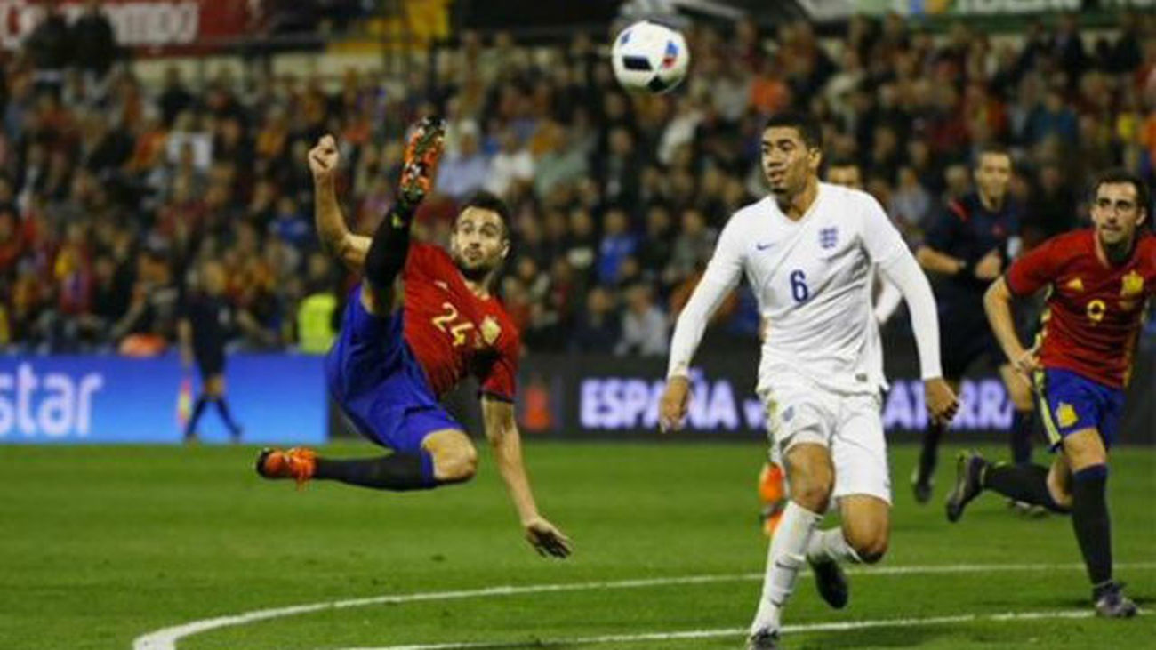 2-0. Un golazo de Mario y otro de Cazorla acaban con la resistencia de Inglaterra
