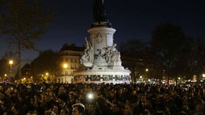 El estallido de una bombilla causó la estampida en la plaza de la República