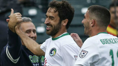 Raúl promete seguir disfrutando de la "pasión" del fútbol