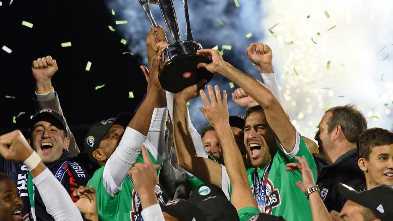 Raúl se retira del fútbol por la puerta grande