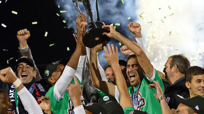 Raúl se retira del fútbol por la puerta grande