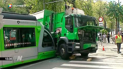Ocho heridos leves al chocar un tranvía con un camión de la limpieza en Bilbao