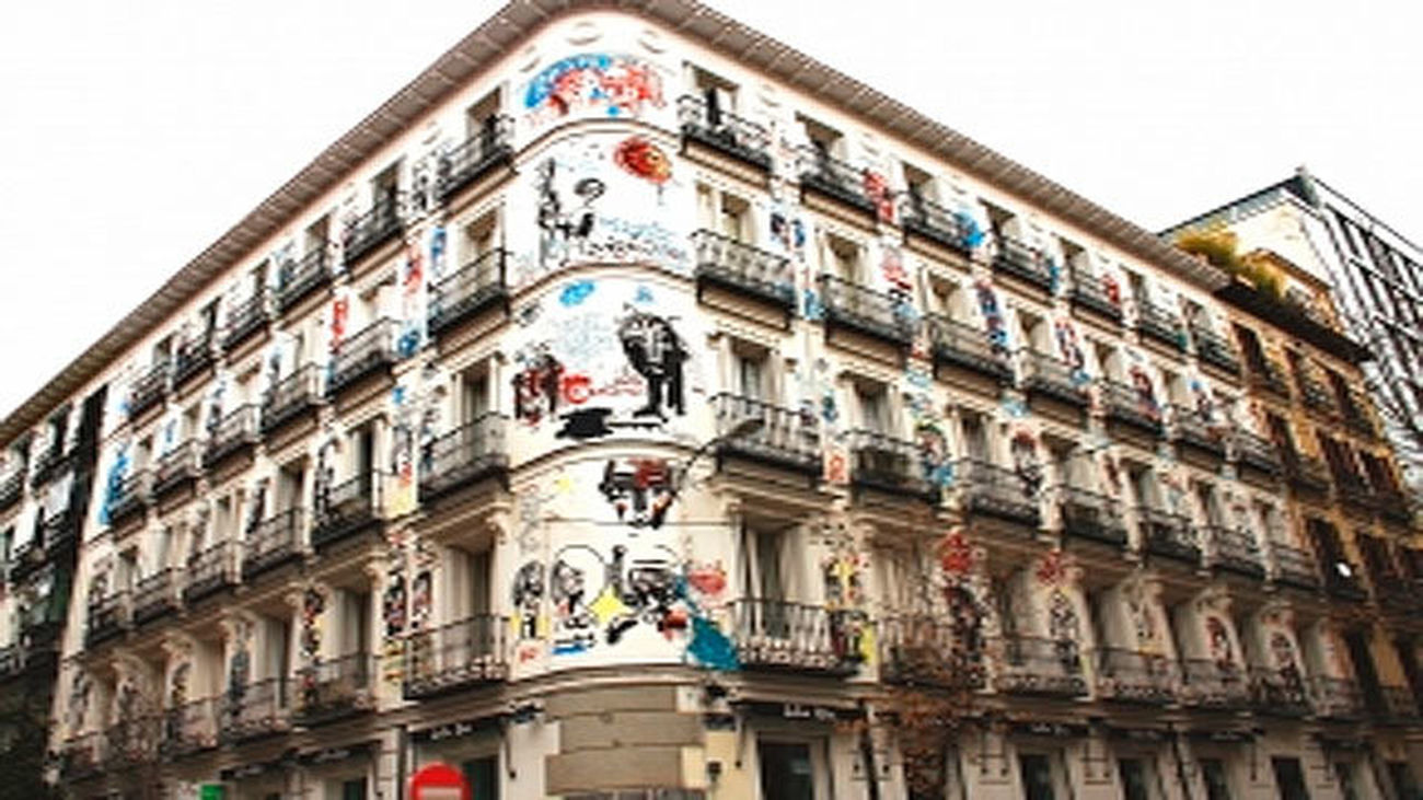En riego la fachada del edificio de Orellana con los frescos de Babiloni