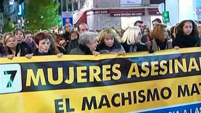Cientos de personas salen a la calle en Madrid al grito de 'Ni una más'