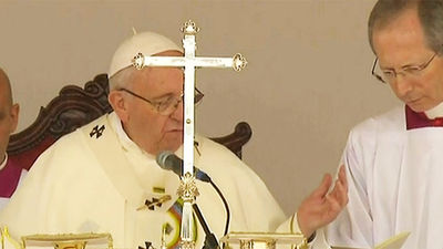 El Papa pide acabar con "arrogancia de los hombres que hieren a las mujeres"