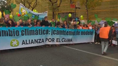 Miles de personas marchan en Madrid contra el "gravísimo" cambio climático
