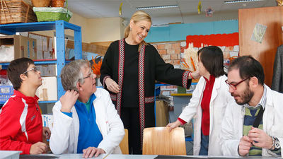 Cifuentes apuesta por el empleo de las personas con discapacidad