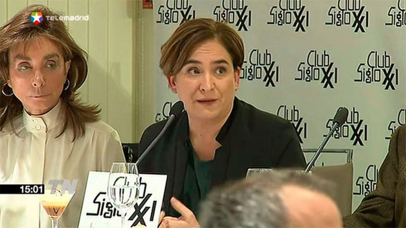 Colau insiste en un referéndum para Cataluña y reclama una alternativa a Artur Mas