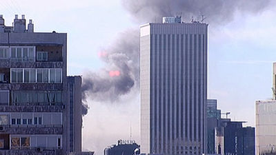 Los bomberos controlan un incendio con mucho humo en un edificio de Azca