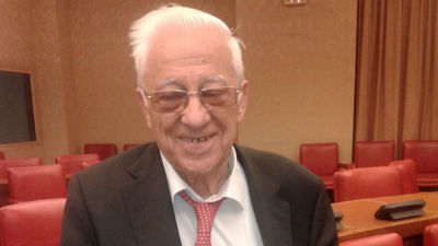 El padre Angel propone llevarse a una persona sin hogar de veraneo o buscarle un trabajo