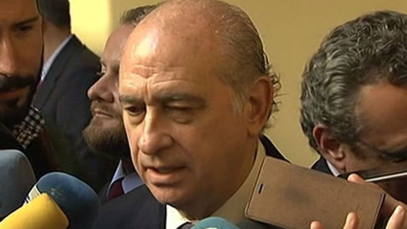 Fernández Díaz tacha de "inmadurez política" la decisión de Iglesias de no acudir a la Fiesta Nacional