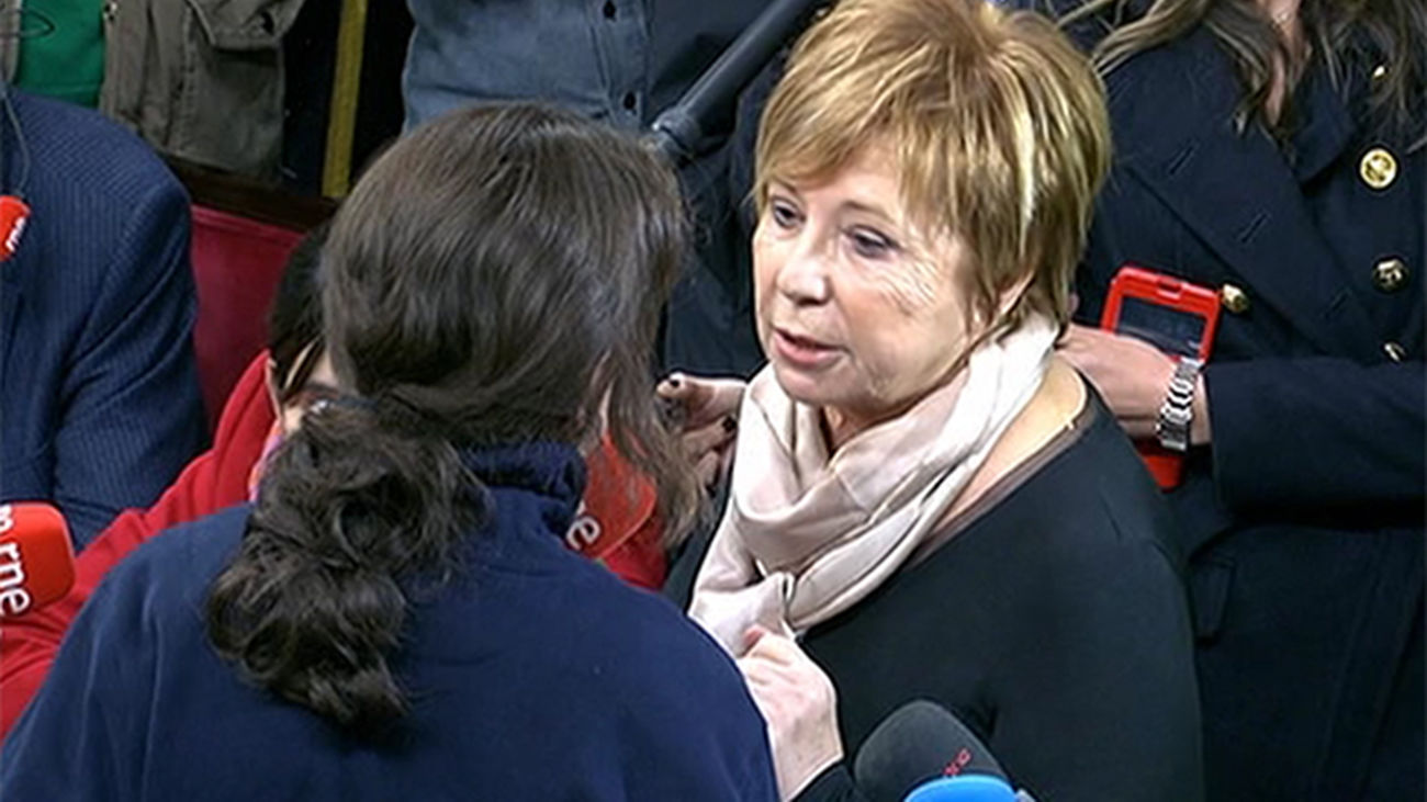 Pablo Iglesias se sienta en el 'banco azul' del Congreso y discute con Villalobos