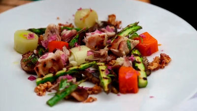 Setas de cardo y capuchinas con verduras confitadas, conejo y avellanas