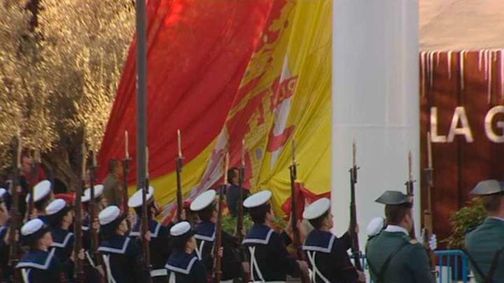 Posada y García Escudero presiden el izado de la bandera en la plaza de Colón
