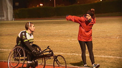 Álvaro entrena fuerza y resistencia con ayuda de Adriana