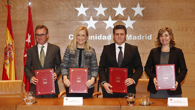 Cifuentes firma un convenio para garantizar luz y gas a personas necesitadas
