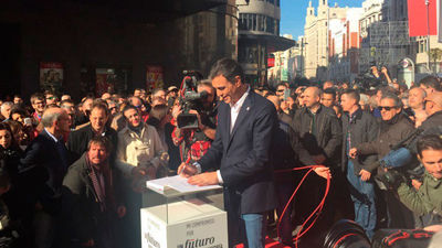 Sánchez firma su programa electoral como compromiso de cumplirlo