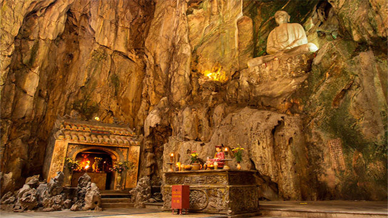 Un monasterio en una montaña de mármol