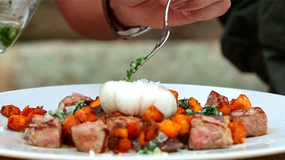 Setas de pie azul y morado con ternera, migas y huevo escalfado