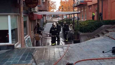 Dos heridos y 25 desalojados por  el incendio de una pizzería en Madrid