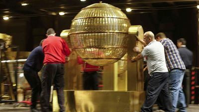 Los bombos que repartirán la suerte en el  Sorteo de Navidad llegan al Teatro Real de Madrid