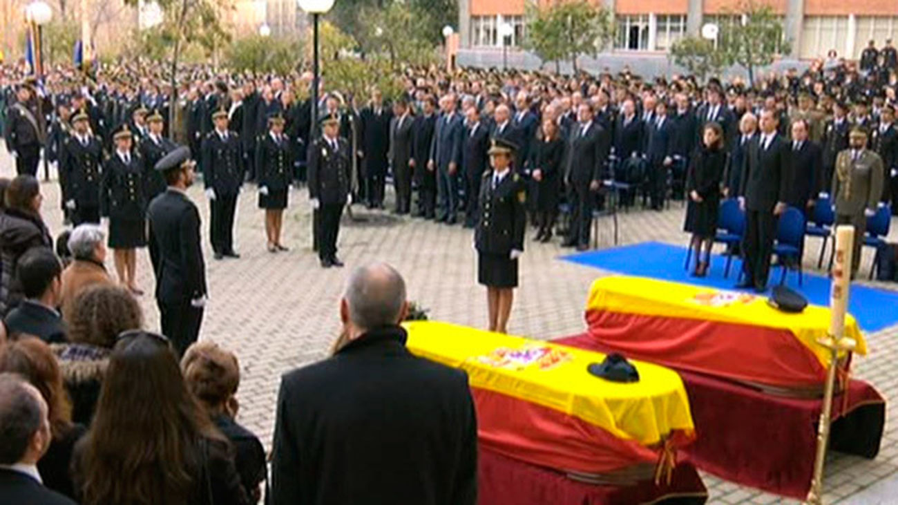 Los Reyes consuelan antes del funeral a familias de los policías asesinados